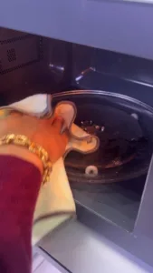 Microwave Berbau Busuk, Bersihkan Guna Lemon & Cuka!