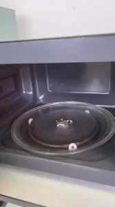 Microwave Berbau Busuk, Bersihkan Guna Lemon & Cuka!
