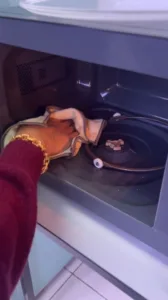 Microwave Berbau Busuk, Bersihkan Guna Lemon & Cuka!