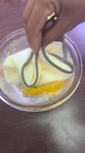 Microwave Berbau Busuk, Bersihkan Guna Lemon & Cuka!