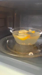 Microwave Berbau Busuk, Bersihkan Guna Lemon & Cuka!