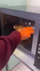 Microwave Berbau Busuk, Bersihkan Guna Lemon & Cuka!