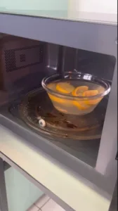 Microwave Berbau Busuk, Bersihkan Guna Lemon & Cuka!