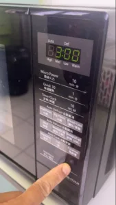 Microwave Berbau Busuk, Bersihkan Guna Lemon & Cuka!