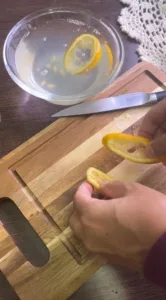 Microwave Berbau Busuk, Bersihkan Guna Lemon & Cuka!