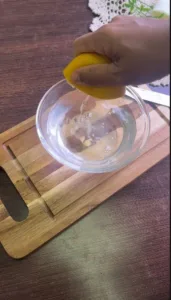 Microwave Berbau Busuk, Bersihkan Guna Lemon & Cuka!