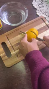 Microwave Berbau Busuk, Bersihkan Guna Lemon & Cuka!