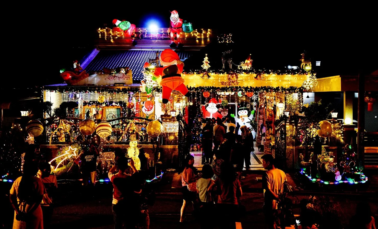 Suami Isteri Sanggup Berhabis RM25,000 Dekor Rumah & Salji Buatan, Kongsi Kegembiraan Sambut Krismas