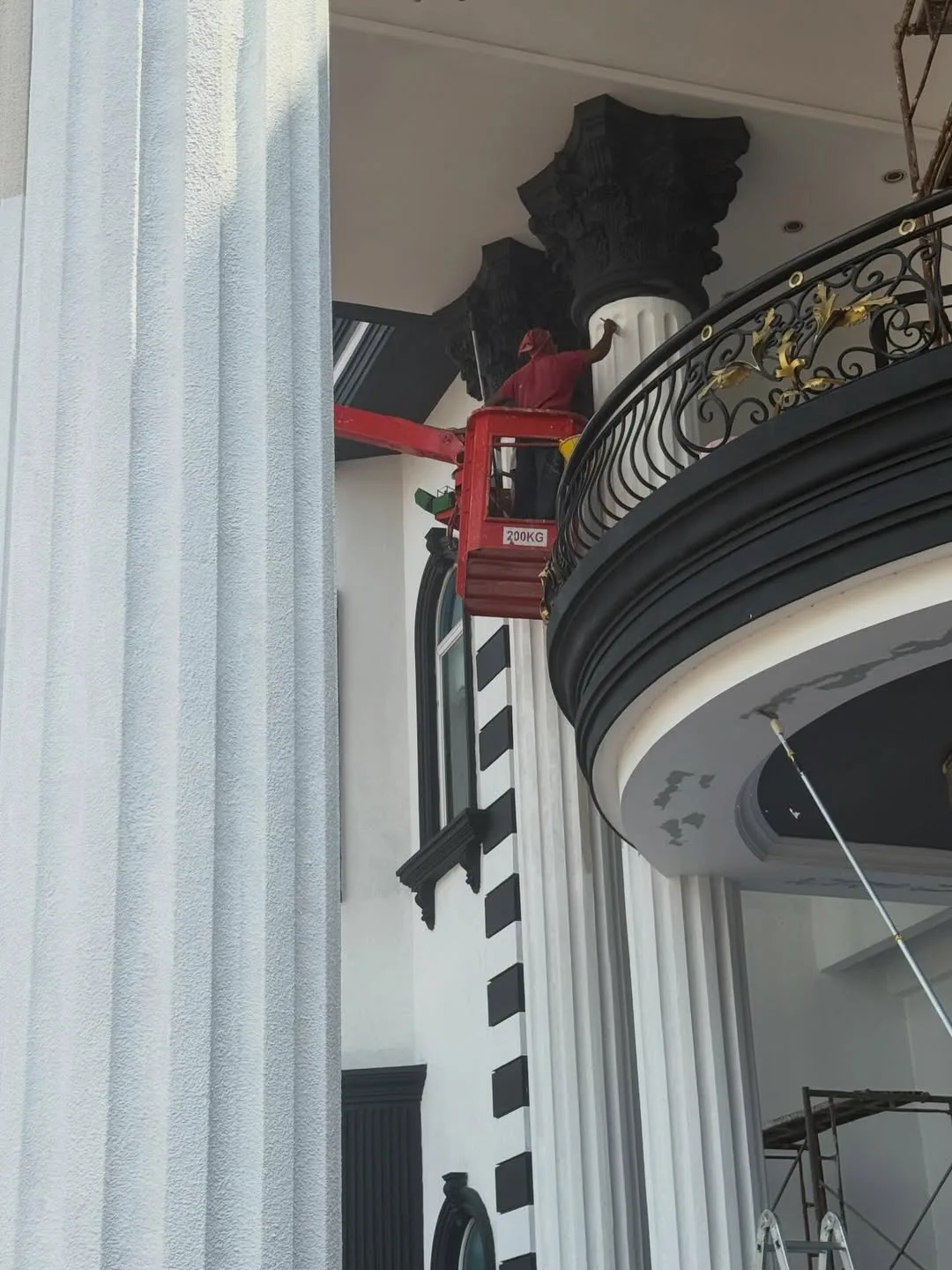 Kos Cat Rumah Agam Cecah RM250,000, Realiti Mengejutkan Maintenance Rumah Besar 7 Kos Cat Rumah Agam Cecah RM250,000, Realiti Mengejutkan Maintenance Rumah Besar